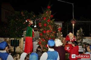 Με χορούς και... ξυλοπόδαρο, άναψε το Χριστουγεννιάτικο δέντρο στα Σπαρτιά (εικόνες)