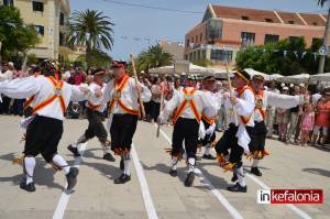 Εντυπωσίασαν οι Βρετανοί παραδοσιακοί χορευτές στην παρέλαση του Αργοστολίου! (video)