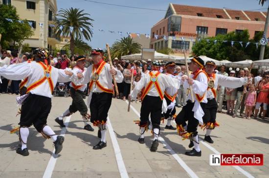 Εντυπωσίασαν οι Βρετανοί παραδοσιακοί χορευτές στην παρέλαση του Αργοστολίου! (video)