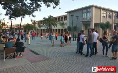 Η ολόφρεσκη μαθητική μπάντα "Συνήθεις Ύποπτοι" στον πεζόδρομο της Π. Βαλλιάνου