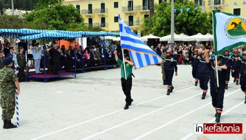 Εντυπωσιακή παρέλαση στο Αργοστόλι υπό το βλέμμα του Προέδρου της Δημοκρατίας (εικόνες + video)