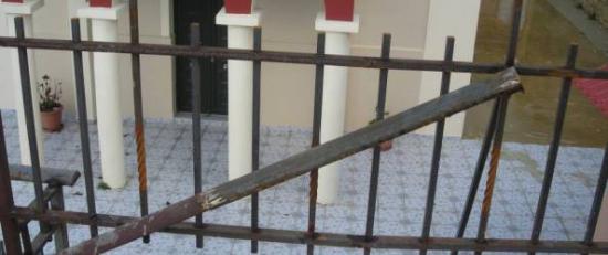 Ασφαλίστηκε με κάγκελα ο περιβάλλοντας χώρος του Μουσείου στα Καμινατάρα