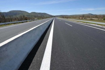 Απίστευτο: Nταλίκα κρεμόταν στο γκρεμό στην Εθνική Οδό Ιωαννίνων- Αθηνών (εικόνα)