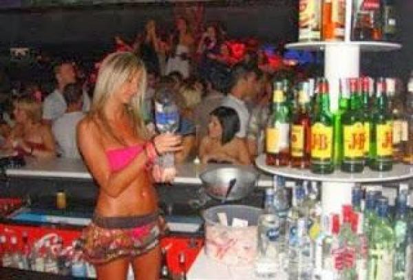 Το απίστευτο ατύχημα της barwoman! (video)