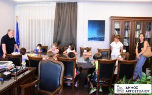 Με χαρούμενες φωνές και χαμογελαστά προσωπάκια πλημμύρισε το γραφείο του Δημάρχου Αργοστολίου