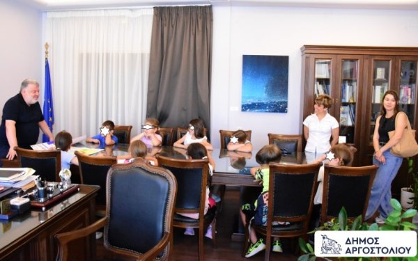 Με χαρούμενες φωνές και χαμογελαστά προσωπάκια πλημμύρισε το γραφείο του Δημάρχου Αργοστολίου
