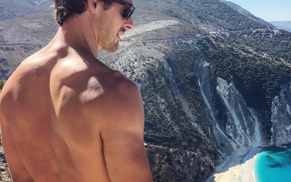 Ποιος είναι ο άνδρας που ποζάρει γυμνός στον Μύρτο & στις Αλατιές; (εικόνες)