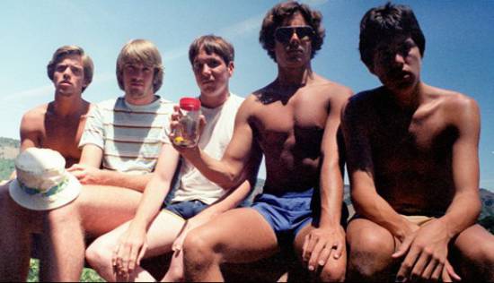 Απίστευτο: Πέντε φίλοι έβγαζαν  την ίδια φωτογραφία τα τελευταία 30 χρόνια – δείτε τις αλλαγές 