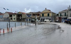 Στανίτσας - Ιθάκη: Η θάλασσα έφτασε στο Δημαρχείο – Σε εξέλιξη αποκατάσταση βλαβών στον ηλεκτροφωτισμό