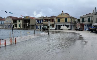 Στανίτσας - Ιθάκη: Η θάλασσα έφτασε στο Δημαρχείο – Σε εξέλιξη αποκατάσταση βλαβών στον ηλεκτροφωτισμό
