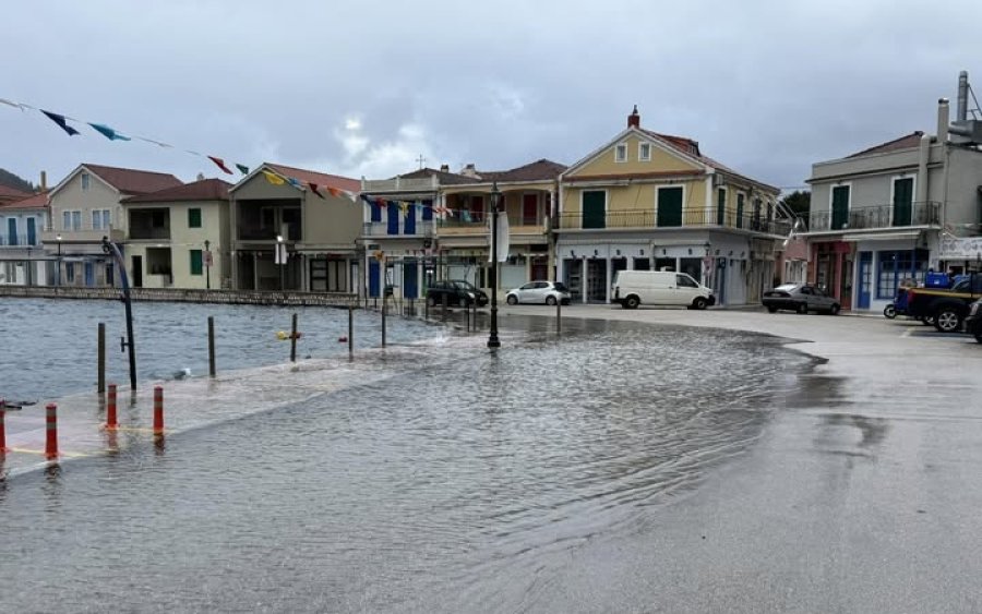 Στανίτσας - Ιθάκη: Η θάλασσα έφτασε στο Δημαρχείο – Σε εξέλιξη αποκατάσταση βλαβών στον ηλεκτροφωτισμό
