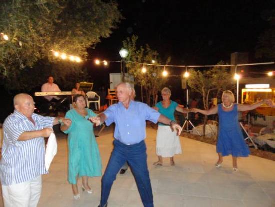 Κέφι και χορός στο πανηγύρι του Ασπρογέρακα στον Πόρο