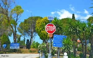 Στη μοίρα της... Μόλις δύο από τις οκτώ λάμπες – σηματοδότες λειτουργούν πλέον στη διασταύρωση του σιναπιά!