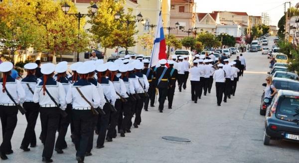 Ηρθανε οι Ρώσοι και στο Ληξούρι! Παρέλασε η μπάντα του στόλου (εικόνες + video)