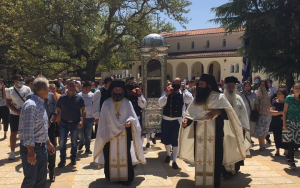 Πραγματοποιήθηκε η μεταφορά του ιερού σκηνώματος του Αγίου Γερασίμου απο την μικρή στην μεγάλη εκκλησία (εικόνες)