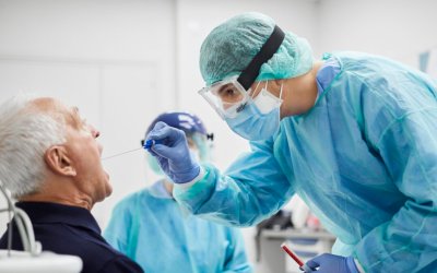 Γρίπη, COVID-19 και RSV «δοκιμάζουν» το ΕΣΥ: Η επάρκεια στα εμβόλια εν όψει της χειμερινής περιόδου