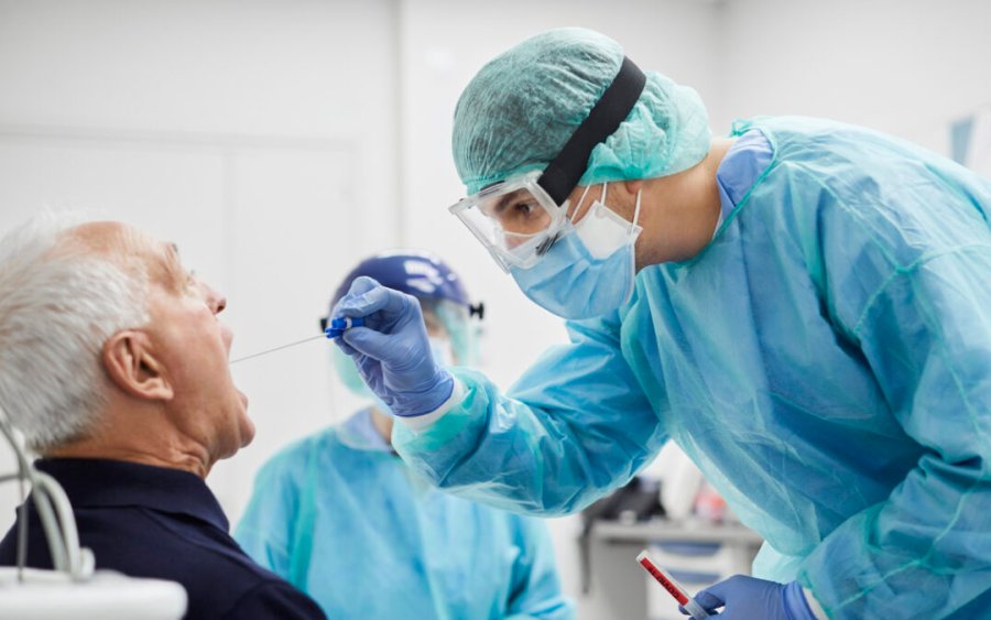 Γρίπη, COVID-19 και RSV «δοκιμάζουν» το ΕΣΥ: Η επάρκεια στα εμβόλια εν όψει της χειμερινής περιόδου