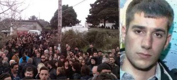 Με μπαλωθιές στην τελευταία του κατοικία ο Βαγγέλης Γιακουμάκης, λιποθύμησε η μητέρα του (εικόνες+βίντεο)