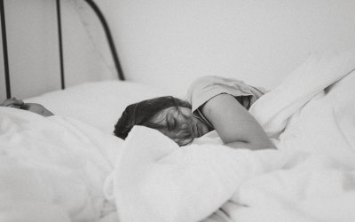 5 λόγοι που ξυπνάς συνέχεια μέσα στη νύχτα (και δυσκολεύεσαι να ξανακοιμηθείς)