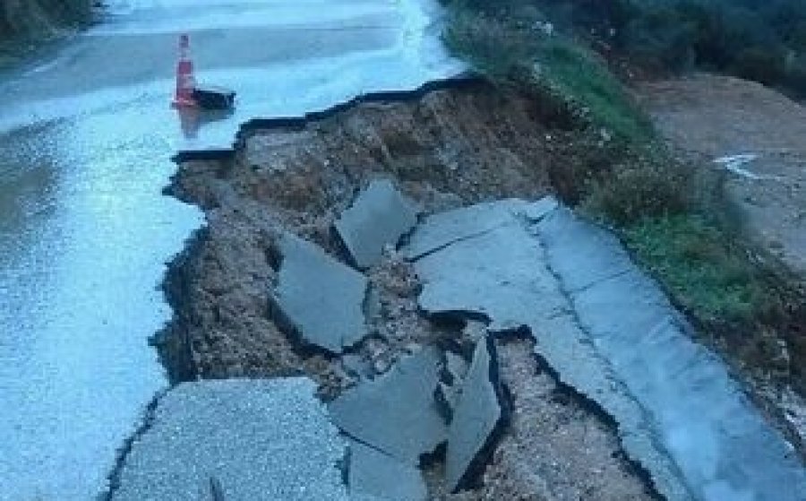 Προσοχή! Έπεσε κομμάτι του δρόμου στην παλιά Σκάλα