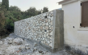 Πουλάτα: Ολοκληρώθηκε η κατασκευή του τοιχίου αντιστήριξης στο Κοινοτικό Κοιμητήριο