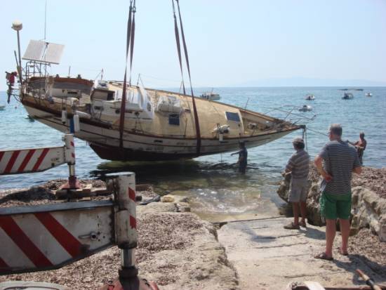 Εντυπωσιακή η ανέλκυση του προσαραγμένου ιστιοπλοϊκού στα Σπαρτιά