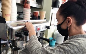 Νέα μέτρα: Τι αλλάζει από σήμερα στο take away -Πρόστιμα για παραμονή στους χώρους του καταστήματος