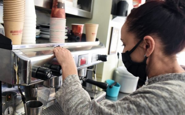 Νέα μέτρα: Τι αλλάζει από σήμερα στο take away -Πρόστιμα για παραμονή στους χώρους του καταστήματος