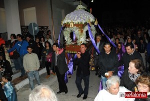 Πλήθος πιστών στην περιφορά των επιτάφιων στο Ληξούρι (εικόνες)