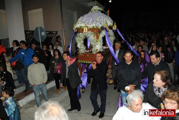 Πλήθος πιστών στην περιφορά των επιτάφιων στο Ληξούρι (εικόνες)