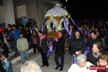 Πλήθος πιστών στην περιφορά των επιτάφιων στο Ληξούρι (εικόνες)