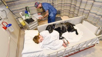 Ανιδιοτελής αγάπη: Συγκλονίζει ο φύλακας άγγελος ενός παιδιού με αυτισμό