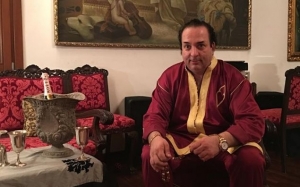 Χλιδή, μεταξωτές ρόμπες, ακριβές σαμπάνιες και γούστα στο Facebook του «χρυσού» Ριχάρδου [εικόνες]