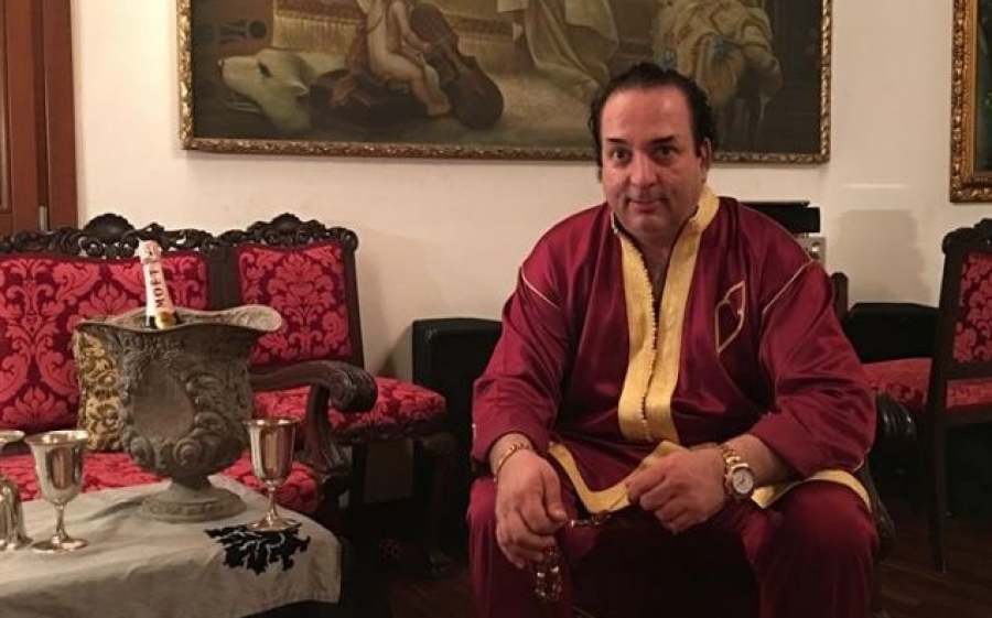 Χλιδή, μεταξωτές ρόμπες, ακριβές σαμπάνιες και γούστα στο Facebook του «χρυσού» Ριχάρδου [εικόνες]