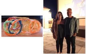 Εικόνες: Ο Σέρβος σκηνοθέτης Srdan Golubovic με τη Σοφία Αράβου-Παπαδάτου στο Φεστβάλ Κινηματογράφου «Κύματα» 2023, στο Αργοστόλι. Δίπλα, το γλυπτό «Ο Βορρόμειος κόμβος της Λακανικής Ψυχανάλυσης με το πορτοκαλί σωστικό Σήμα της Ειρήνης.