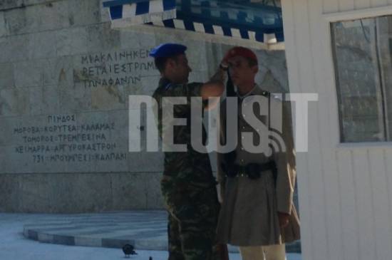 Όταν ο τσολιάς στο Σύνταγμα "έλιωσε" από τον καύσωνα - φώτο & video