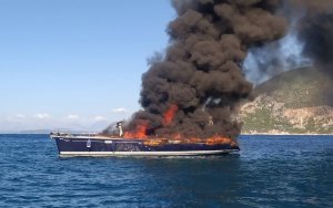 Το Λιμενικό για την βύθιση ιστιοφόρου στο Φισκάρδο μετά από πυρκαγιά - Περιορίστηκε η θαλάσσια ρύπανση εντός πλωτού φράγματος