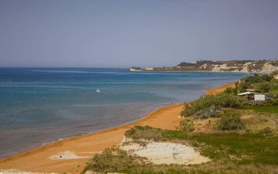 H άγνωστη παραλία της Κεφαλονιάς με την πορτοκαλί άμμο (εικόνες)
