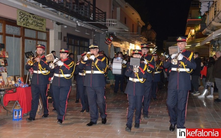 Αργοστόλι: Παραμονή Πρωτοχρονιάς με χαμόγελα, ευχές, κάλαντα και κολώνιες! (video)