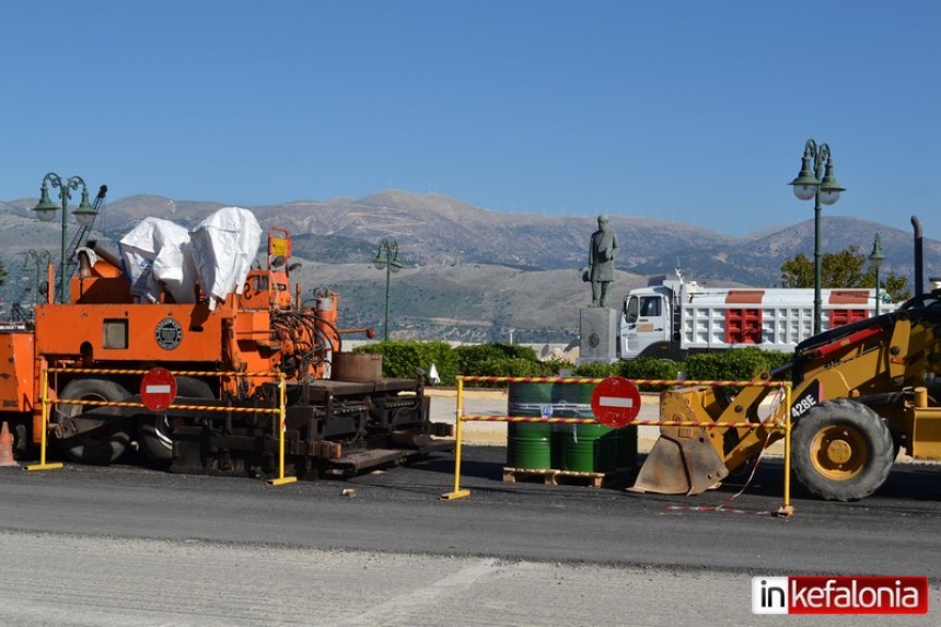 Παρέα με τον Λασκαράτο τα μηχανήματα αραγμένα στην παραλία του Ληξουρίου