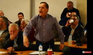«Μακελειό» στο δημοτικό συμβούλιο! Σκηνές χάους και κουβέντες για &quot;χούντα&quot; και &quot;χαφιέδες&quot;! (video)