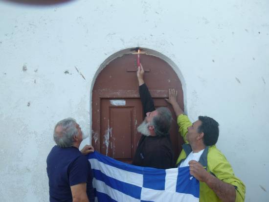 Σήκωσαν την ελληνική σημαία στο Δία για την εορτή της Παναγίας της Διώτισσας
