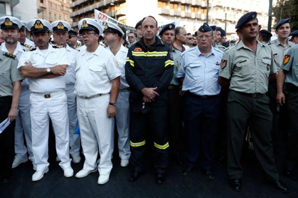 Διονύσης Φωκάς: "Ένστολοι - Κάτω τα χέρια από τα ταμεία μας"