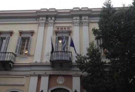 Κατέβασαν την ευρωπαϊκή σημαία από το δημαρχείο της Πάτρας