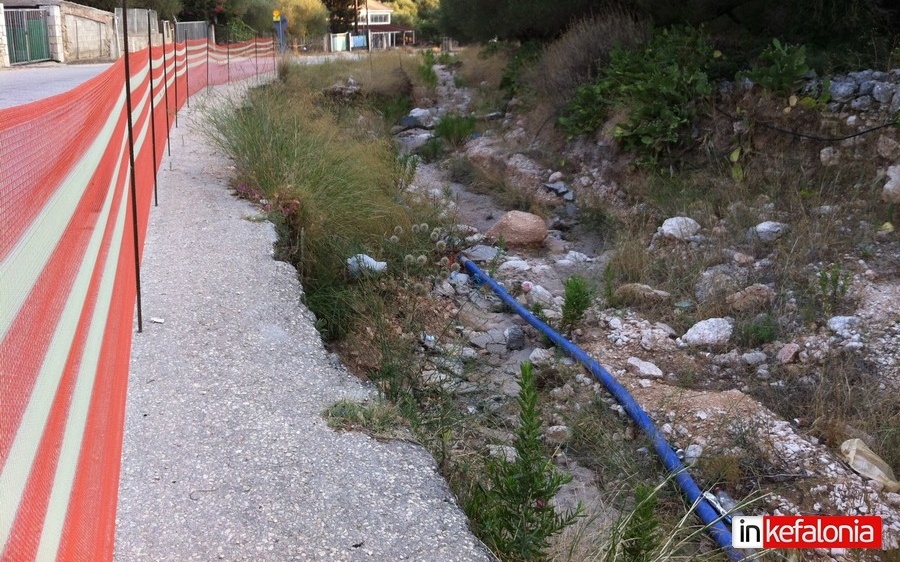 Σε μαύρο χάλι παραμένει ο δρόμος της Λαγκάδας (εικόνες)