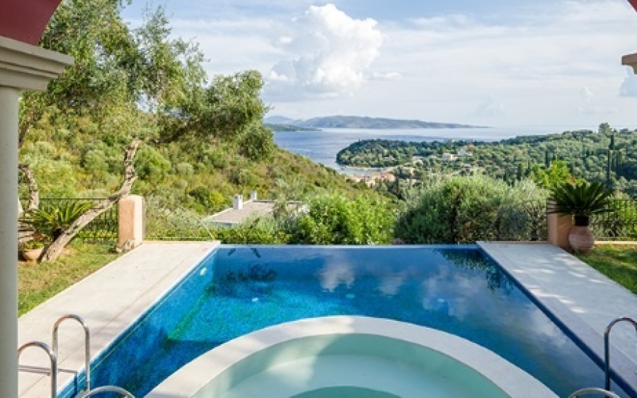 Ελληνικές βίλες με απίστευτη θέα από την πισίνα