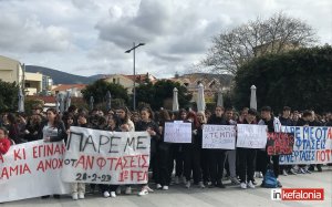 Νεανικός "σεισμός"! Μεγαλειώδης κινητοποίηση στην Κεφαλονιά για το τραγικό δυστύχημα στα Τέμπη (εικόνες/video)