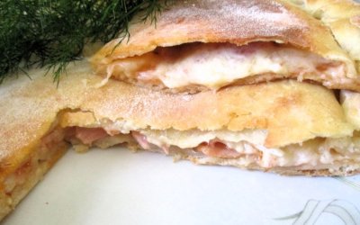 Λαχταριστή σκεπαστή πίτα με μοτσαρέλα και μπέικον από την Σία Λαδά