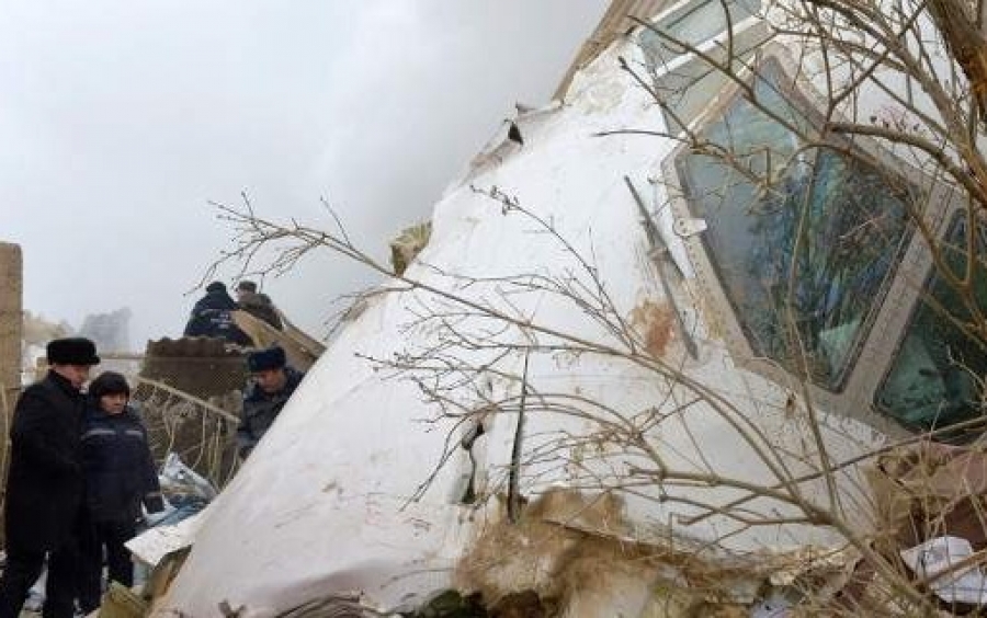 Κιργιστάν: Σφάλμα του πιλότου προκάλεσε την τραγωδία, σύρθηκε για μέτρα μέσα στο χωριό το αεροσκάφος -37 νεκροί [εικόνες]