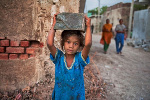 Μικέλης Μαφρέδας : Σοκαριστικά στοιχεία για την παιδική καταναγκαστική εργασία